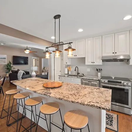 Cheerful 5-Bedroom W/Screened Patio, Sleeps 10 In The Heart Of Fremont!